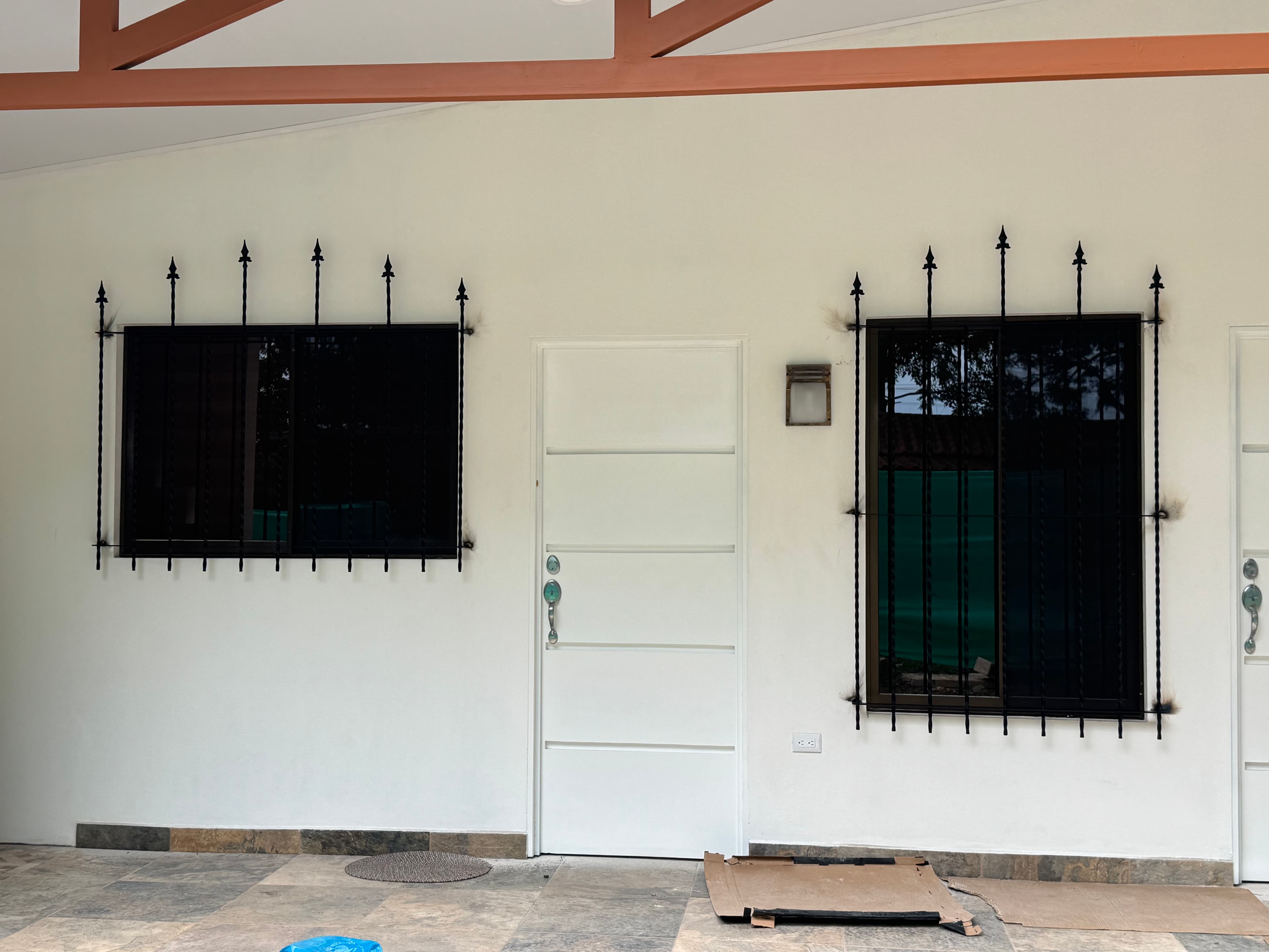 Reja acabado negro satinado