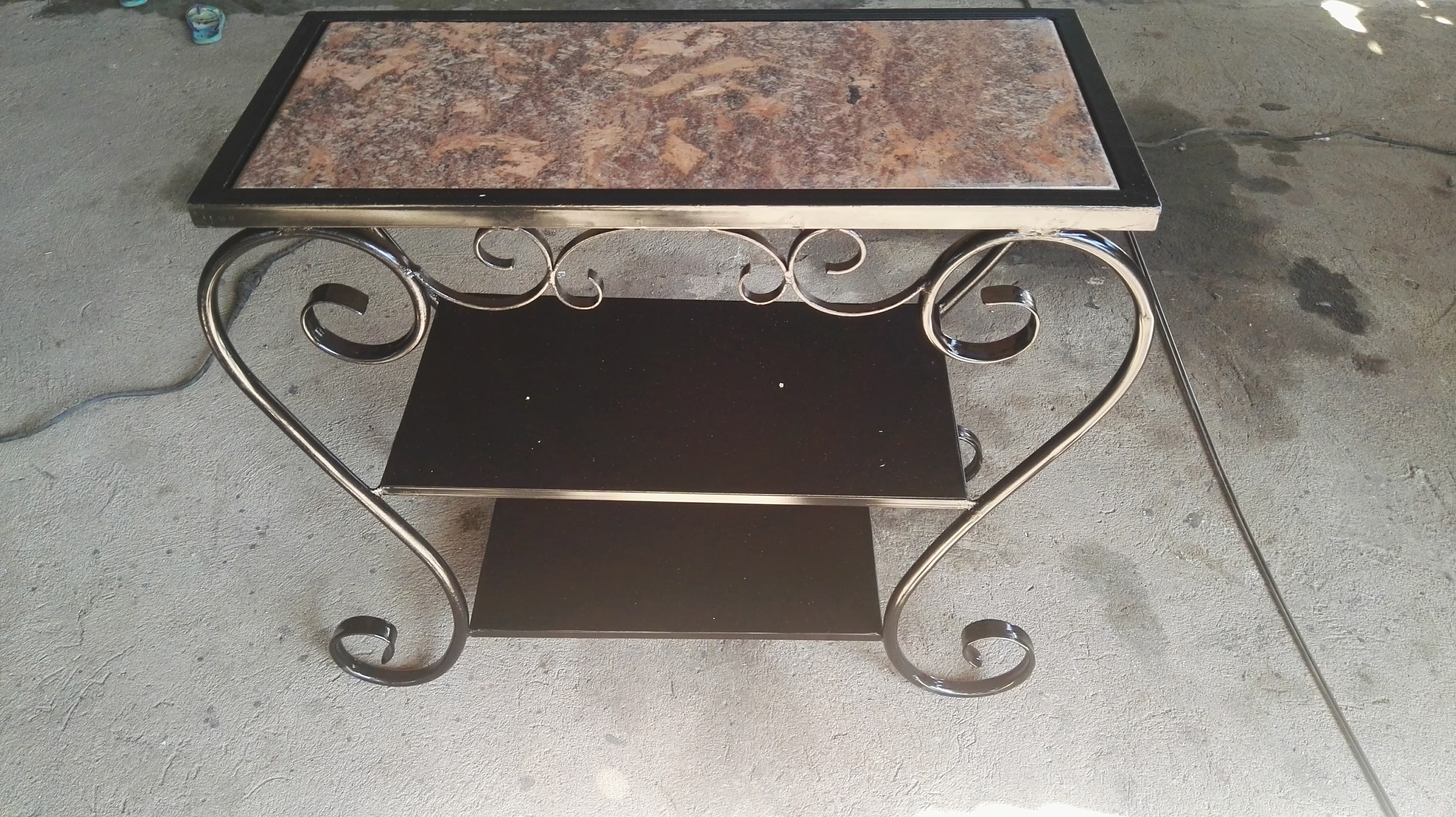 Mesa de metal con sobre de Mármol